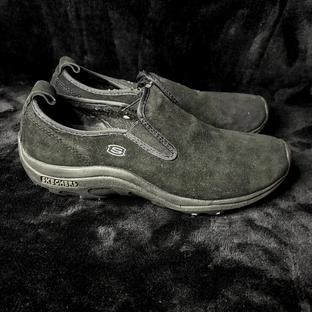 Skechers Mens US 8.5 Casual Shoes Black Suede Low Top Round Toe Slip On Sneakers